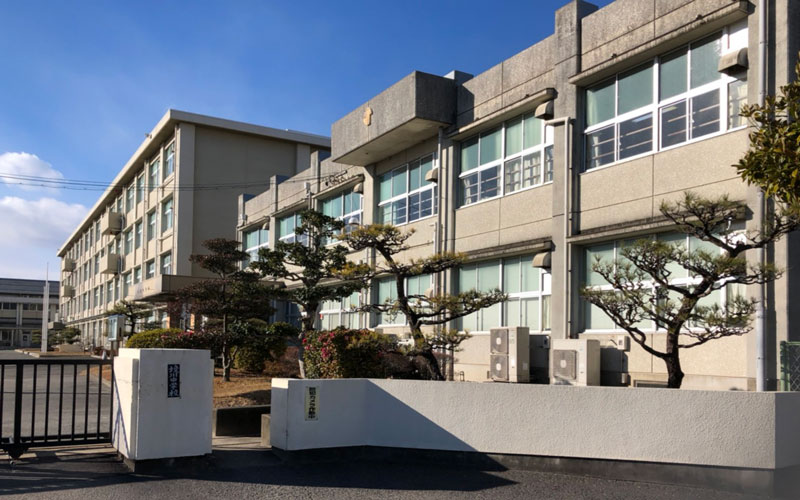 鶉小学校